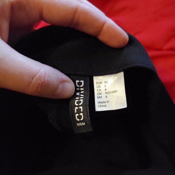 Black mini skirt - Picture 3 of 4